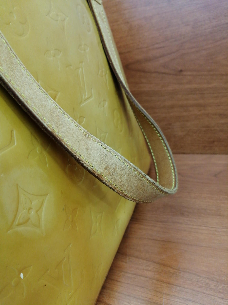 持ち手シミ剥がれ、あります。