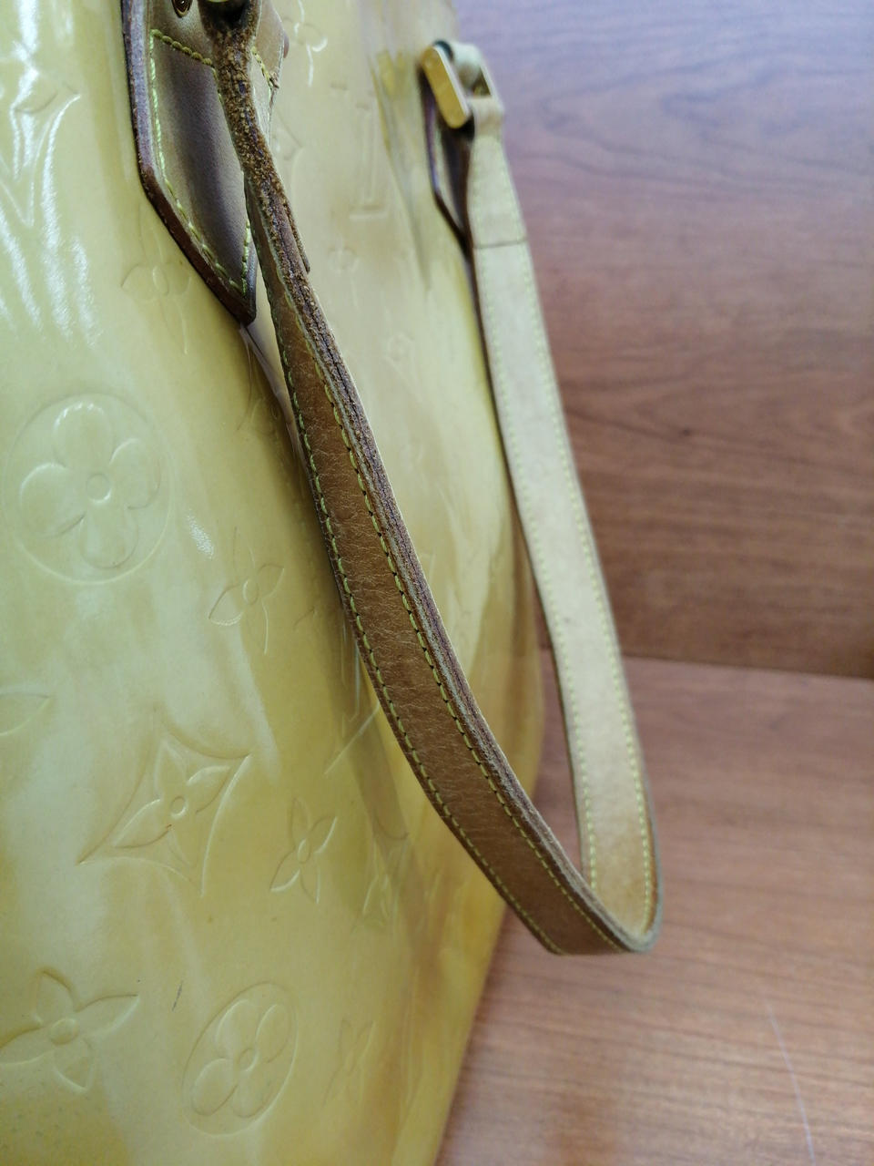 持ち手シミ剥がれ、あります。