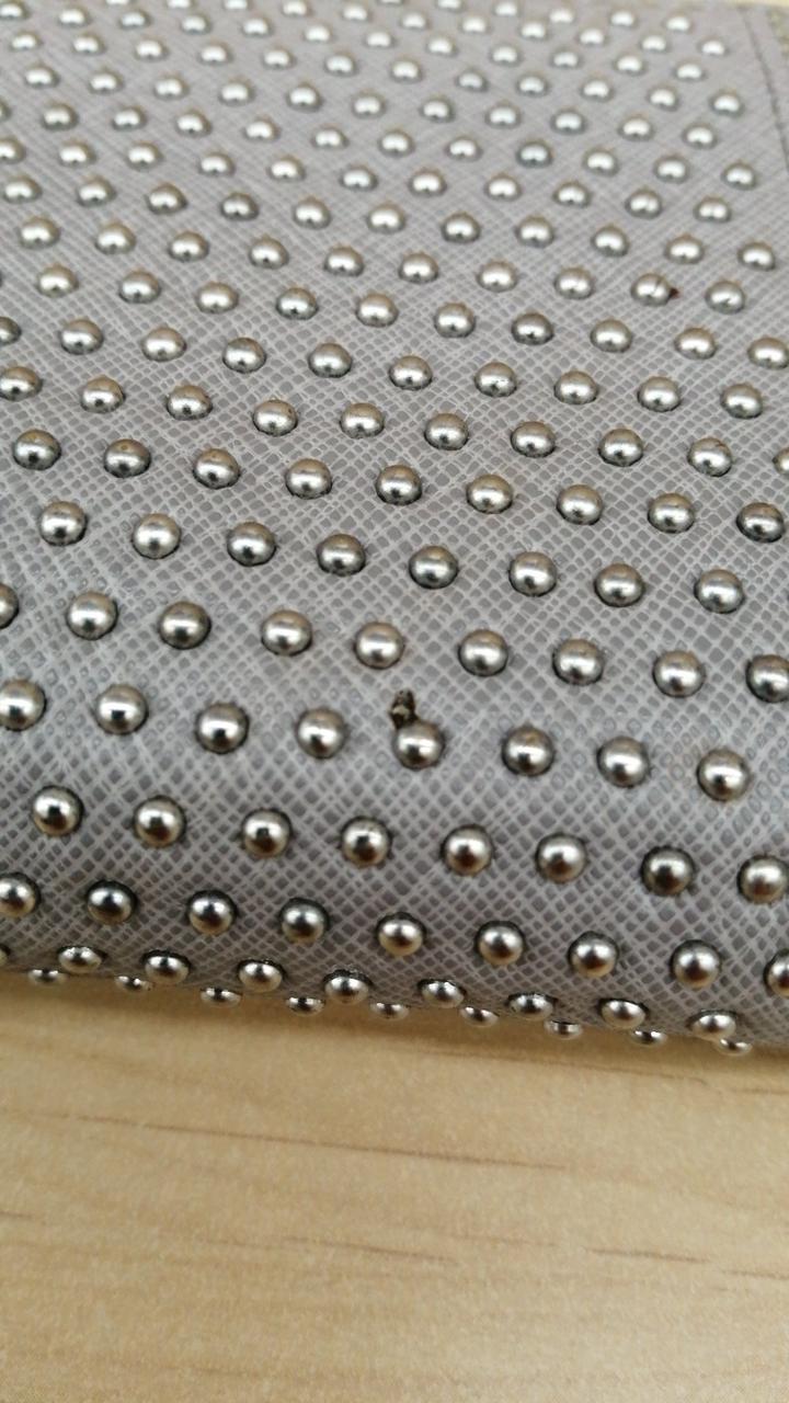 黒い点状の汚れあり