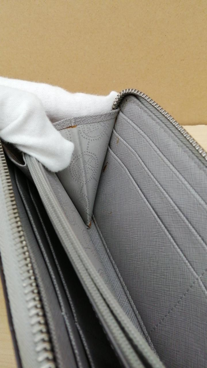 数か所茶色の汚れあり