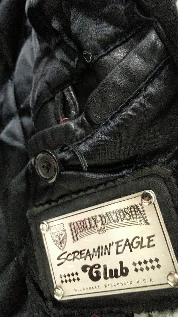 ボタンほつれあり