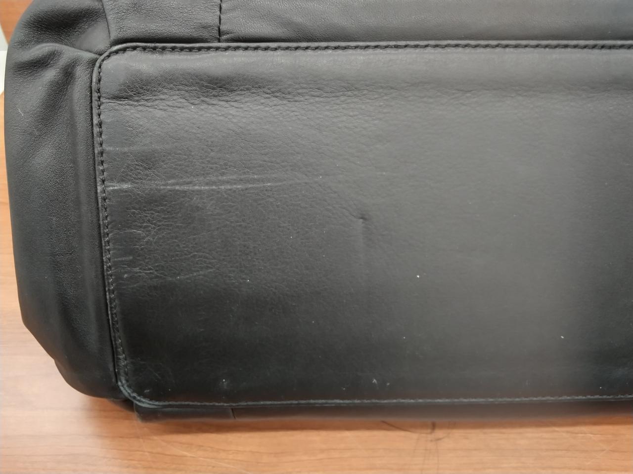 線状の擦れ傷有ります。