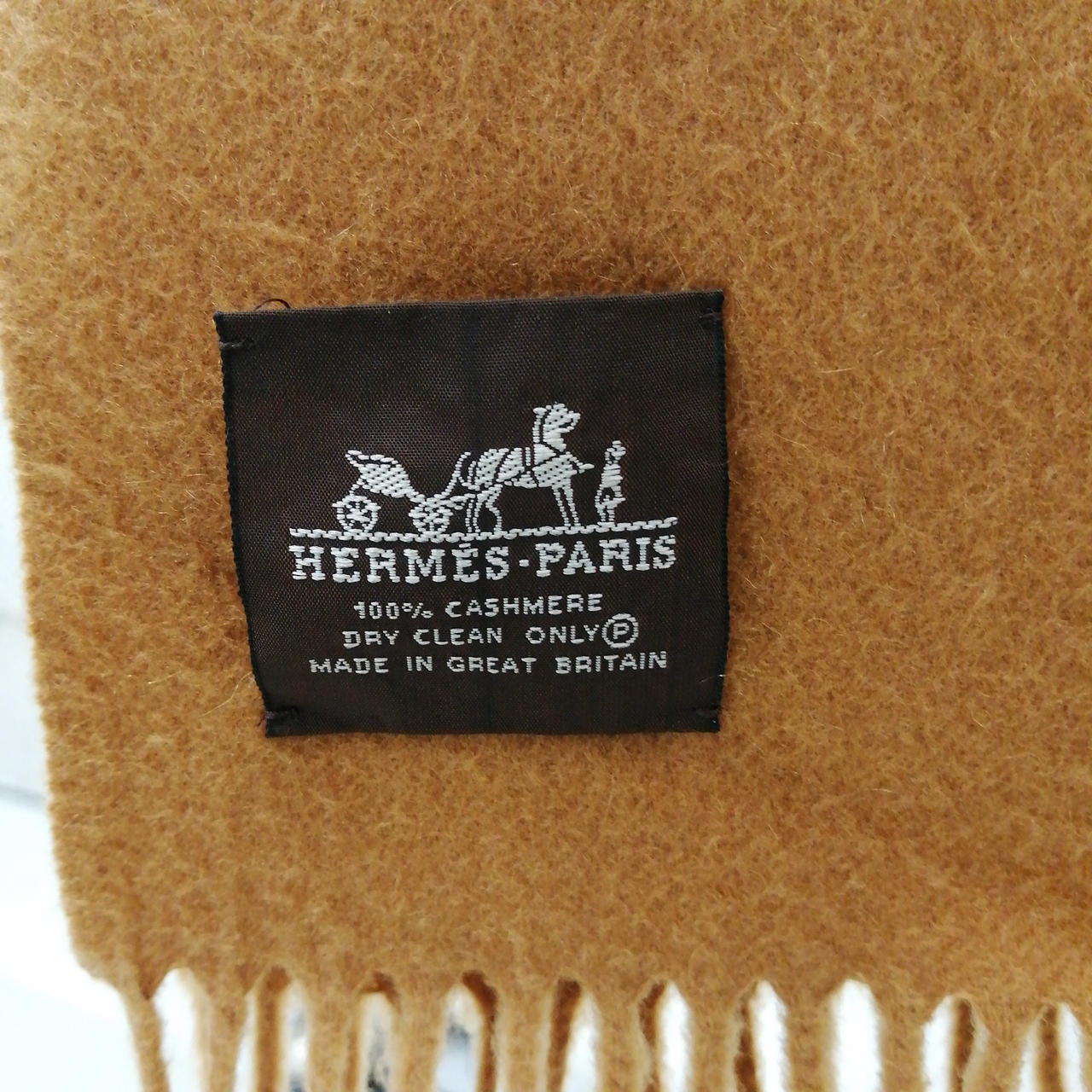 タグの左上角、糸取れています。