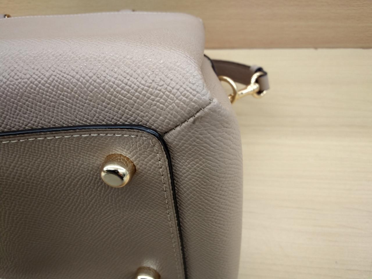 角部分くすみ、擦れあります。