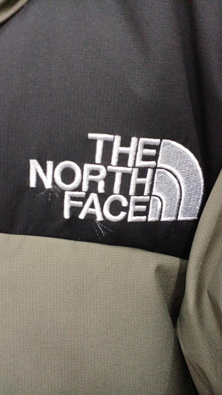 ロゴ刺繍ほつれあり