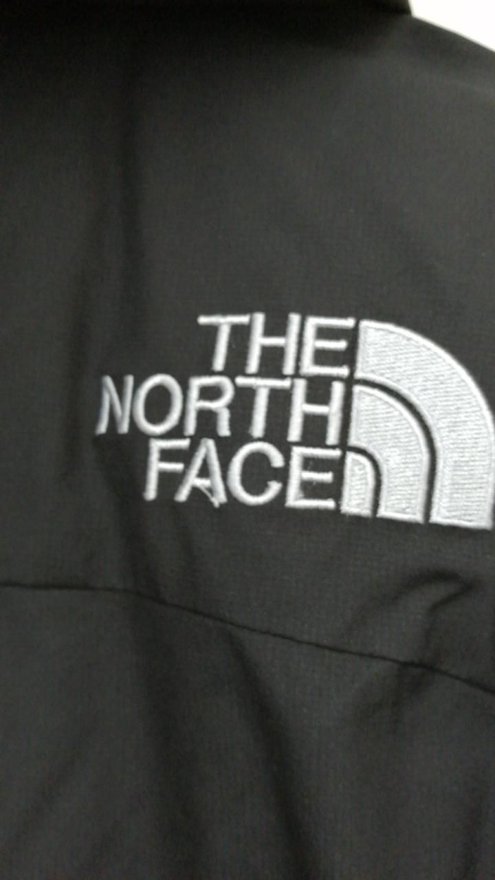 ロゴ刺繍ほつれあり