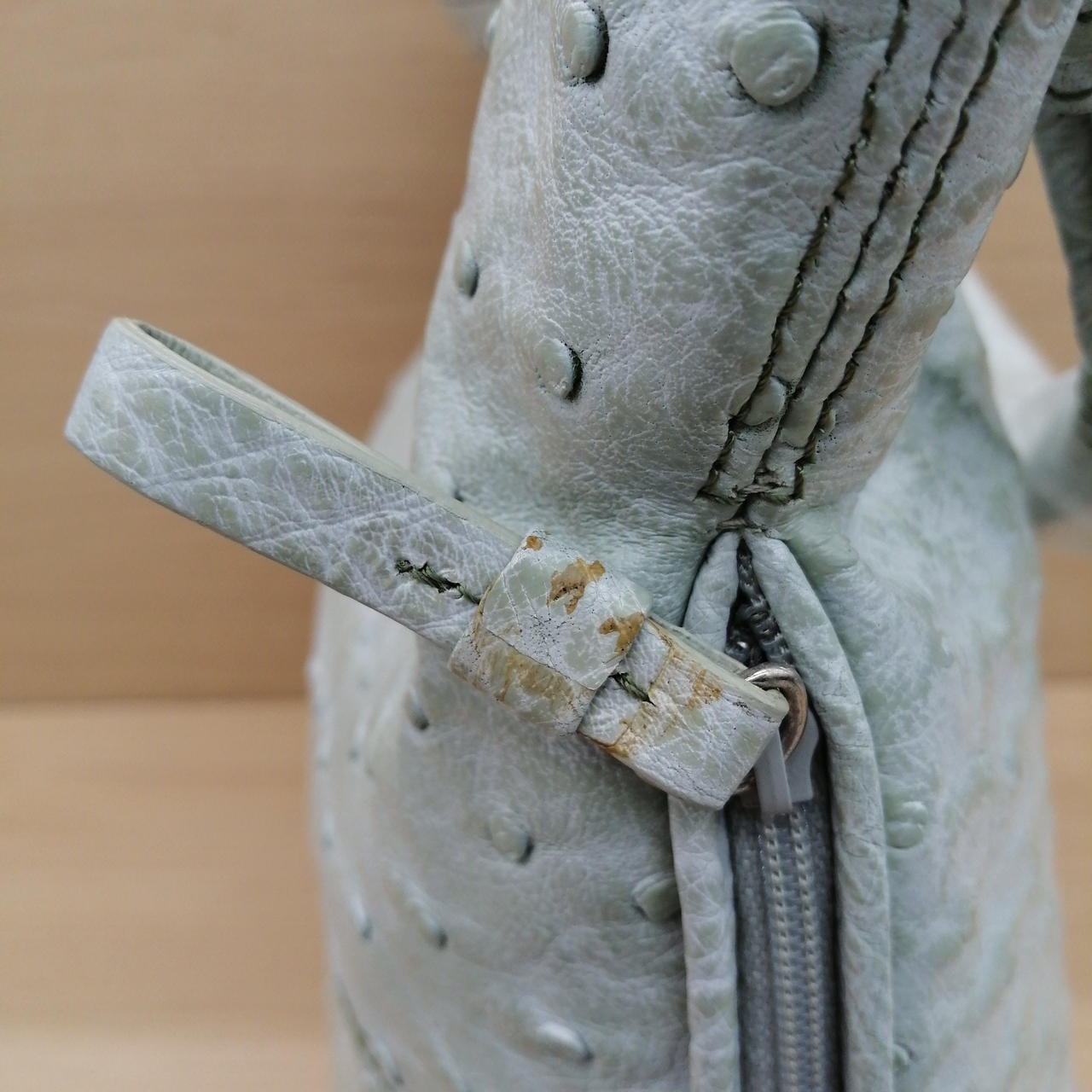 チャック部分汚れあります。