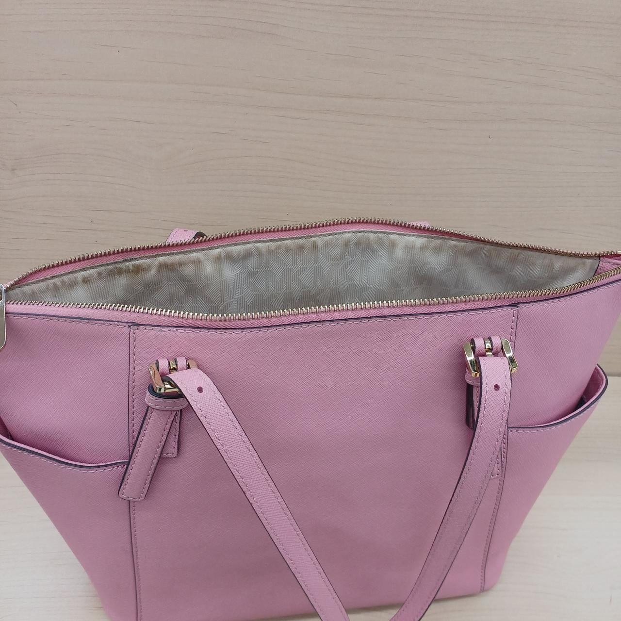 ファスナーの周りに汚れあり