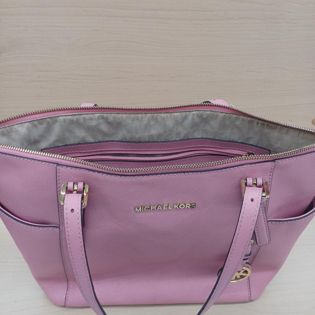 ファスナーの周りに汚れあり