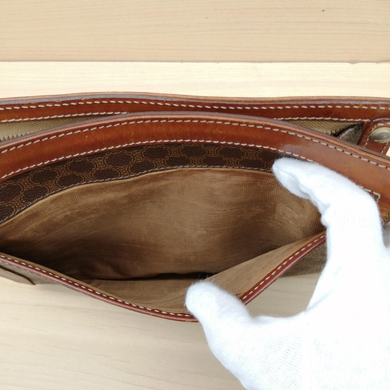 小ポケット汚れ有ります。