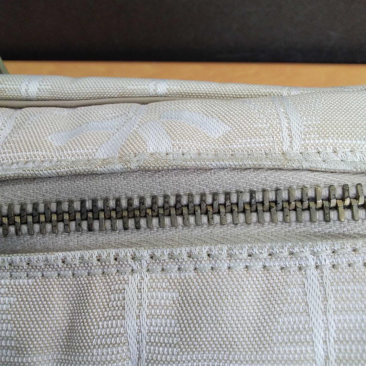 チャックのダメージ（剥がれ？）全体的に有