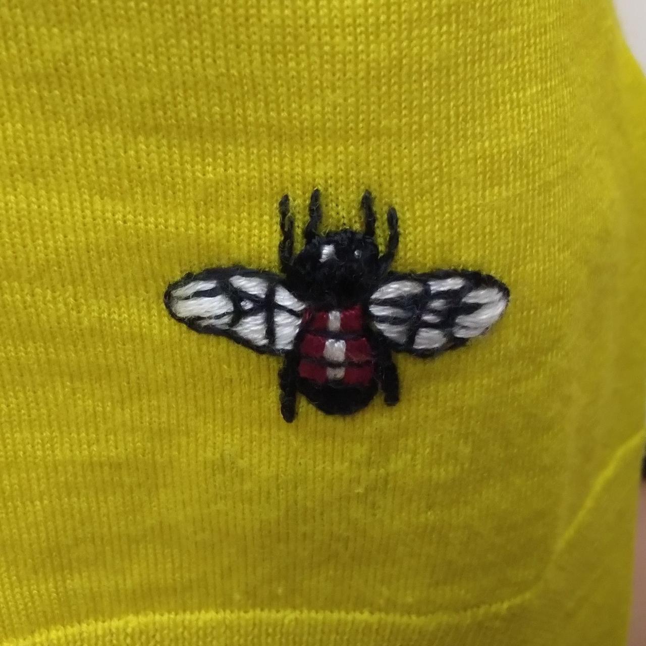 左ポケット部分に蜂刺繍あり