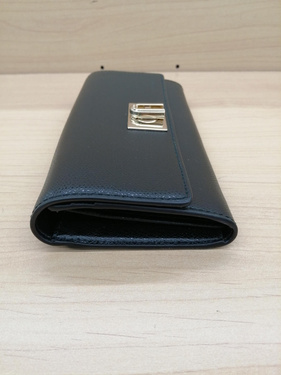 新品同様極美品FURLA 長財布 ブラック パイソン型押し フルラ(FURLA)|長財布|【ハードオフ公式通販】オフモール|1030440000024554