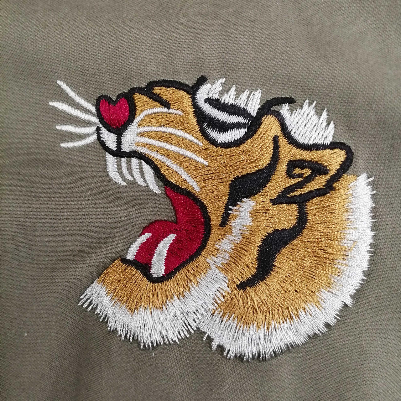 美品 ALPHA INDUSTRIES アルファ 刺繍　ベトジャン ALPHA INDUSTRIESブラック ベトジャン スカジャン 虎 背面 刺繍