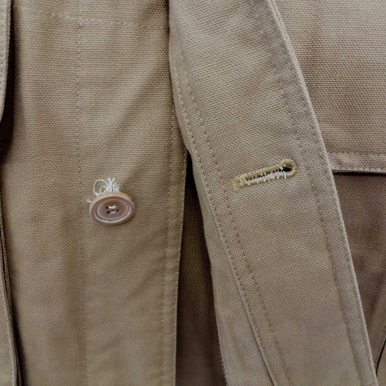 ボタン部分使用によるほつれあります。