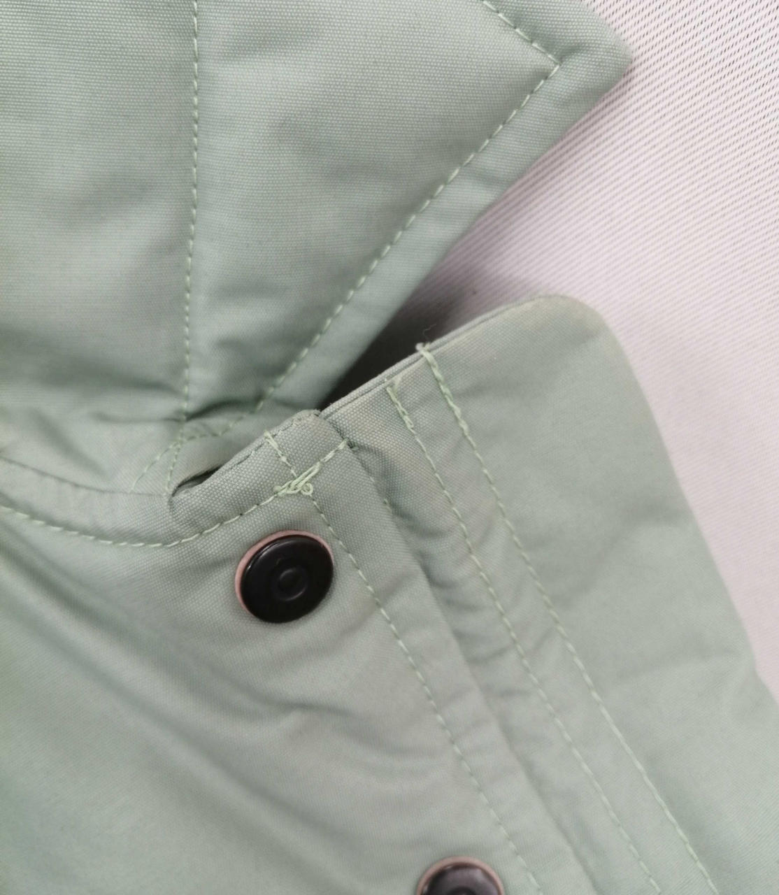 ほんの少し角スレ汚れあります。