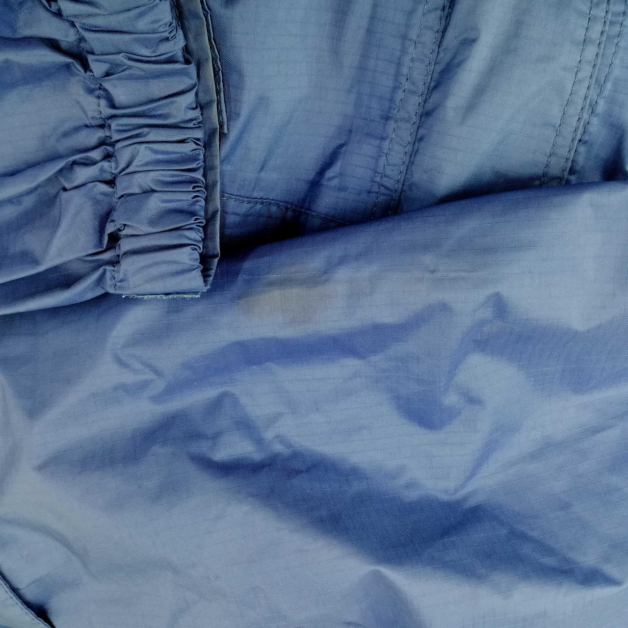 写真のようなシミ、何箇所かあります。