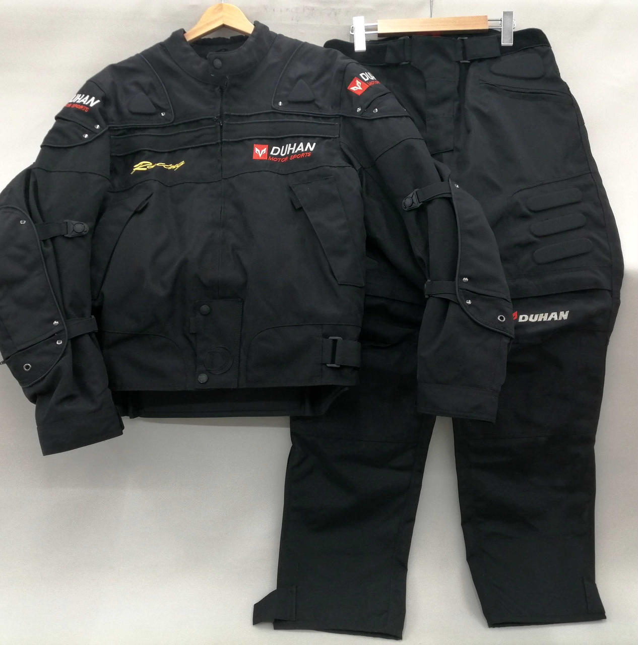 折りたたんでの配送となります。