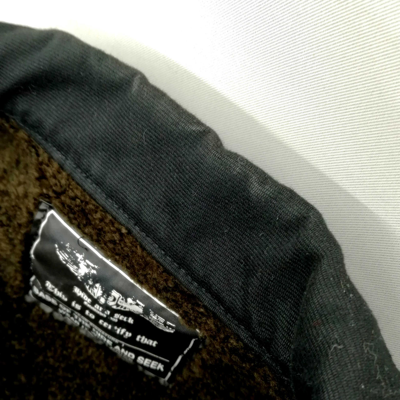 襟元若干スレあり