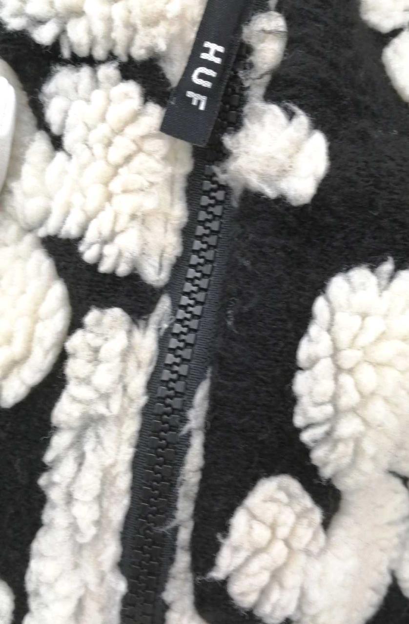 ファスナーポケット周り、毛玉あり