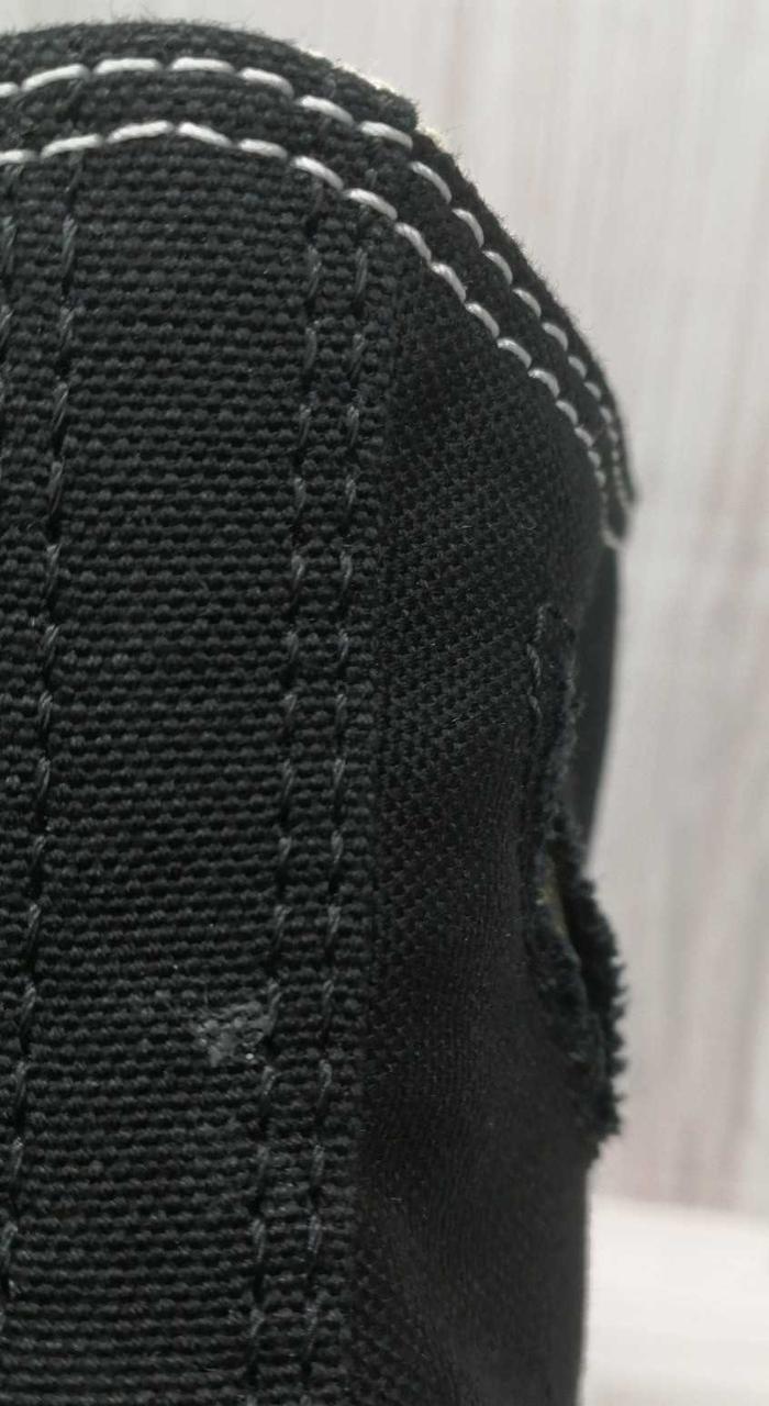 右、かかと上辺り、汚れあり。