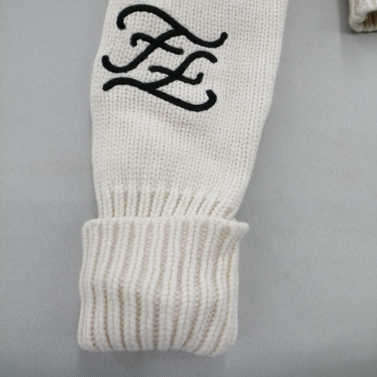 フェンディ FENDI カリグラフィ ロゴ ニット 衣料品 トップス ウール ナイロン レディース ホワイト系 【中古】 楽天市場】【フェンディ】Fendi カリグラフィ カシミヤ昆 ウール