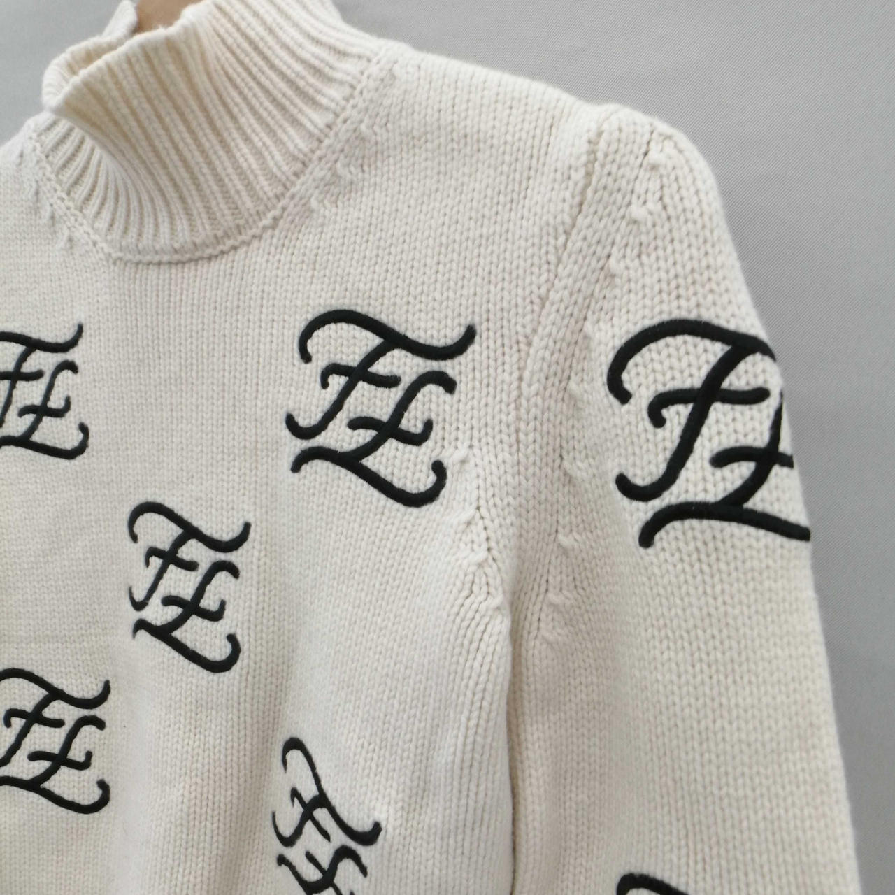 かい様♪fendi☆カリグラフィー ハイネック長袖ニット☆近年物 超美品！ フェンディ(FENDI)|カリグラフィ ウール ハイネックニット|【ハード
