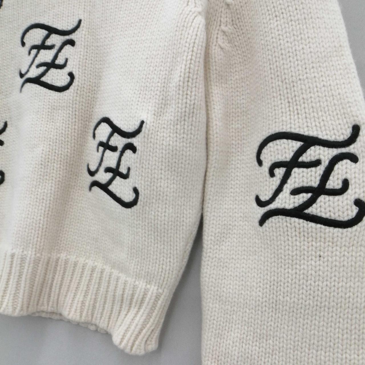 フェンディ FENDI ハイネックセーター リボン ロゴ ニット カットアウトデザイン 背面スリット オーバーフィット FZX934 ANJJ F0TAZ FENDI（フェンディ） 【並行輸入品】 ハイネックセーター リボン ロゴ