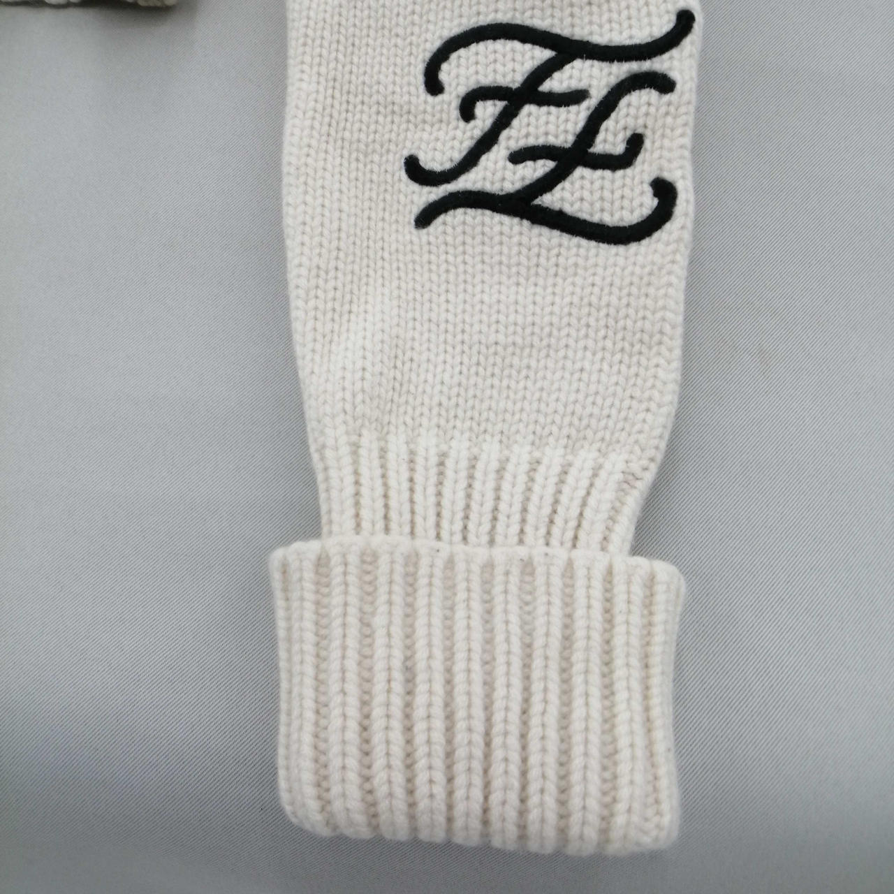 FENDI フェンディ FF刺繍 カリグラフィ ウール ハイネック ニット 36 フェンディ(FENDI)|カリグラフィ ウール ハイネックニット|【ハード