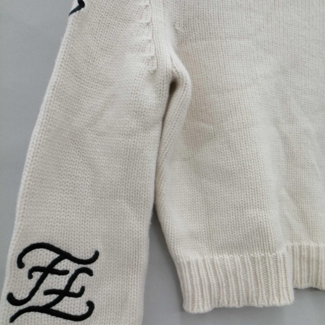 新品！FENDI 　タートルネック　ニット　 38　カリグラフィ　オフホワイト フェンディ(FENDI)|カリグラフィ ウール ハイネックニット|【ハード