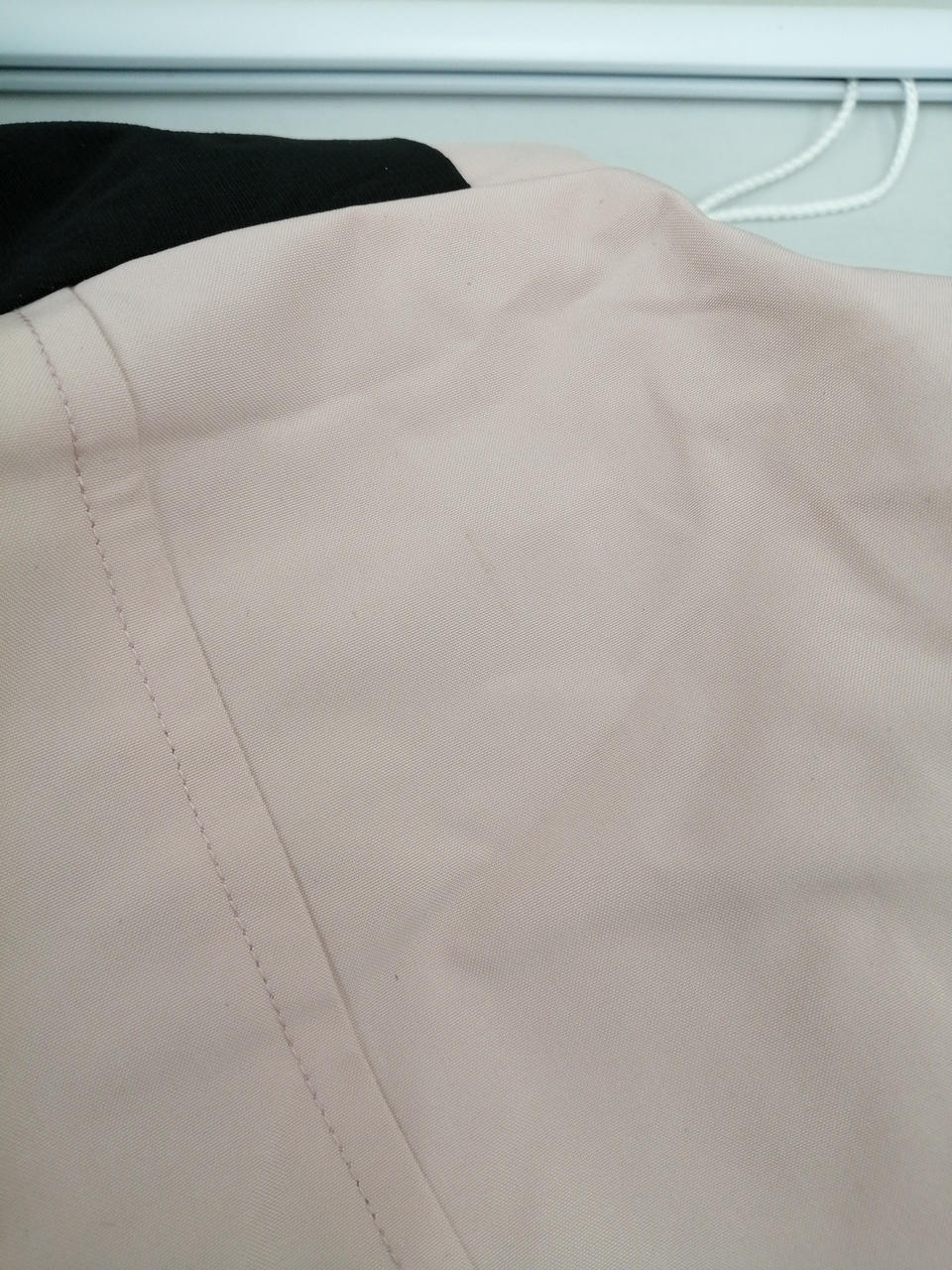 左袖の一部に初期汚れがうっすらございます