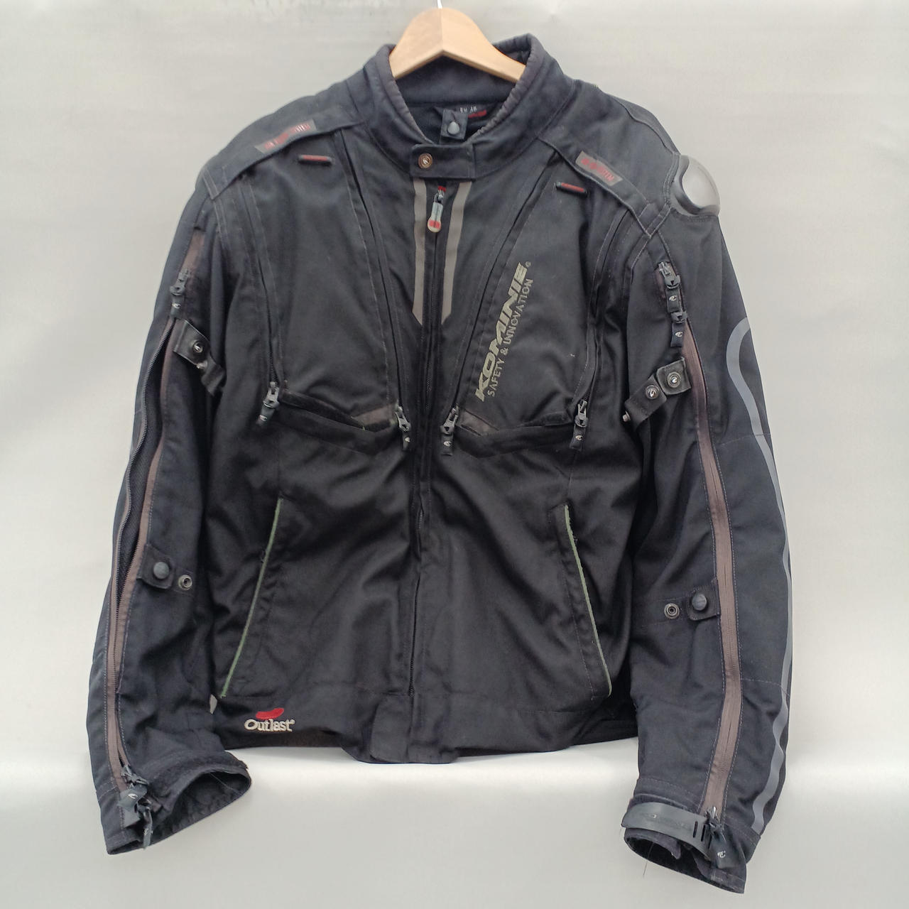 胸部、肩、肘プロテクター入り