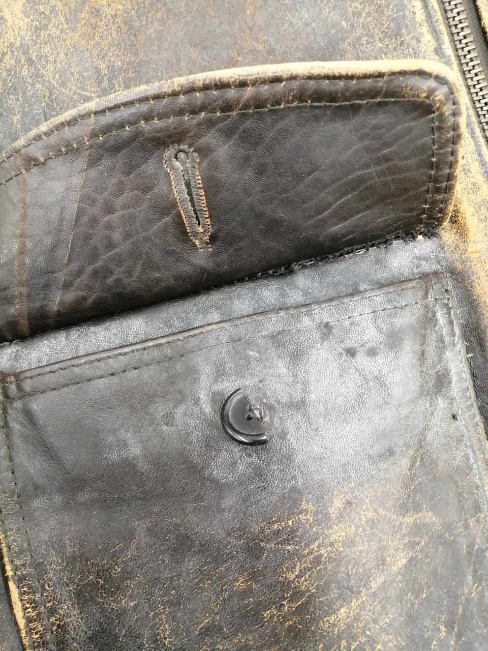 向かって左ポケット、ボタン割れあります。