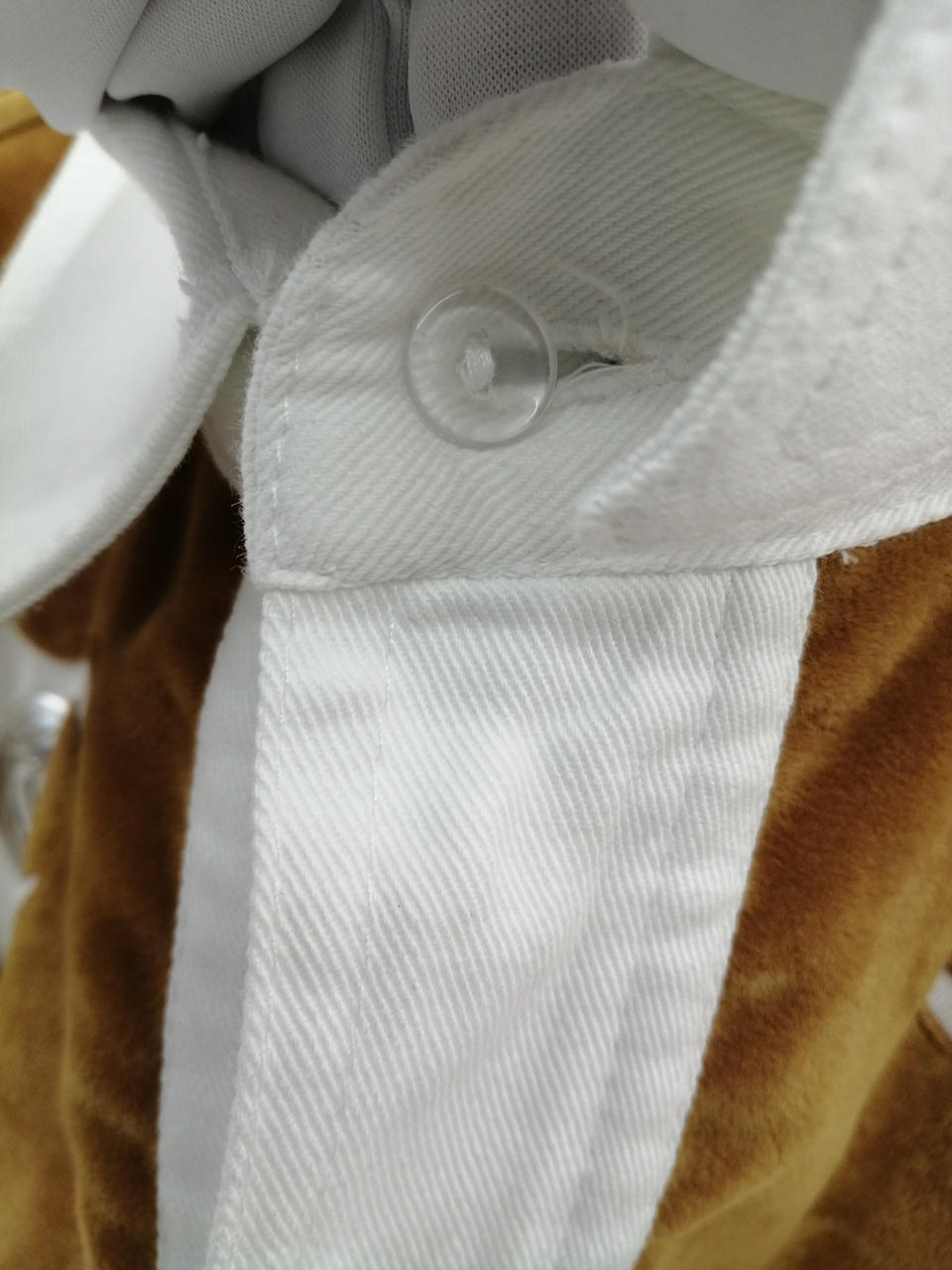 一番上のボタンのみ透明のボタンです