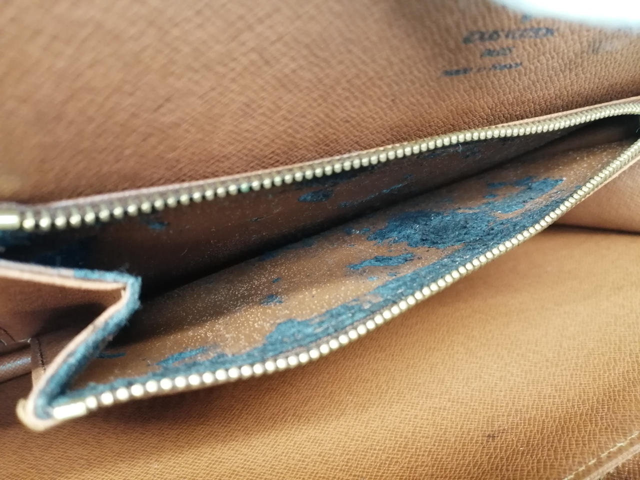 劣化によるベタつきあります。