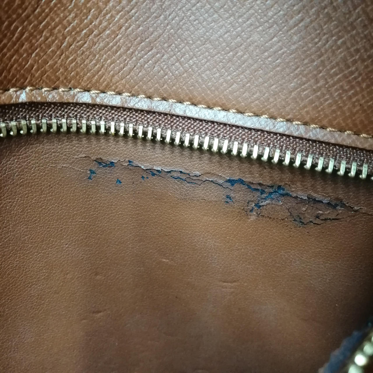 内ポケットダメージあり