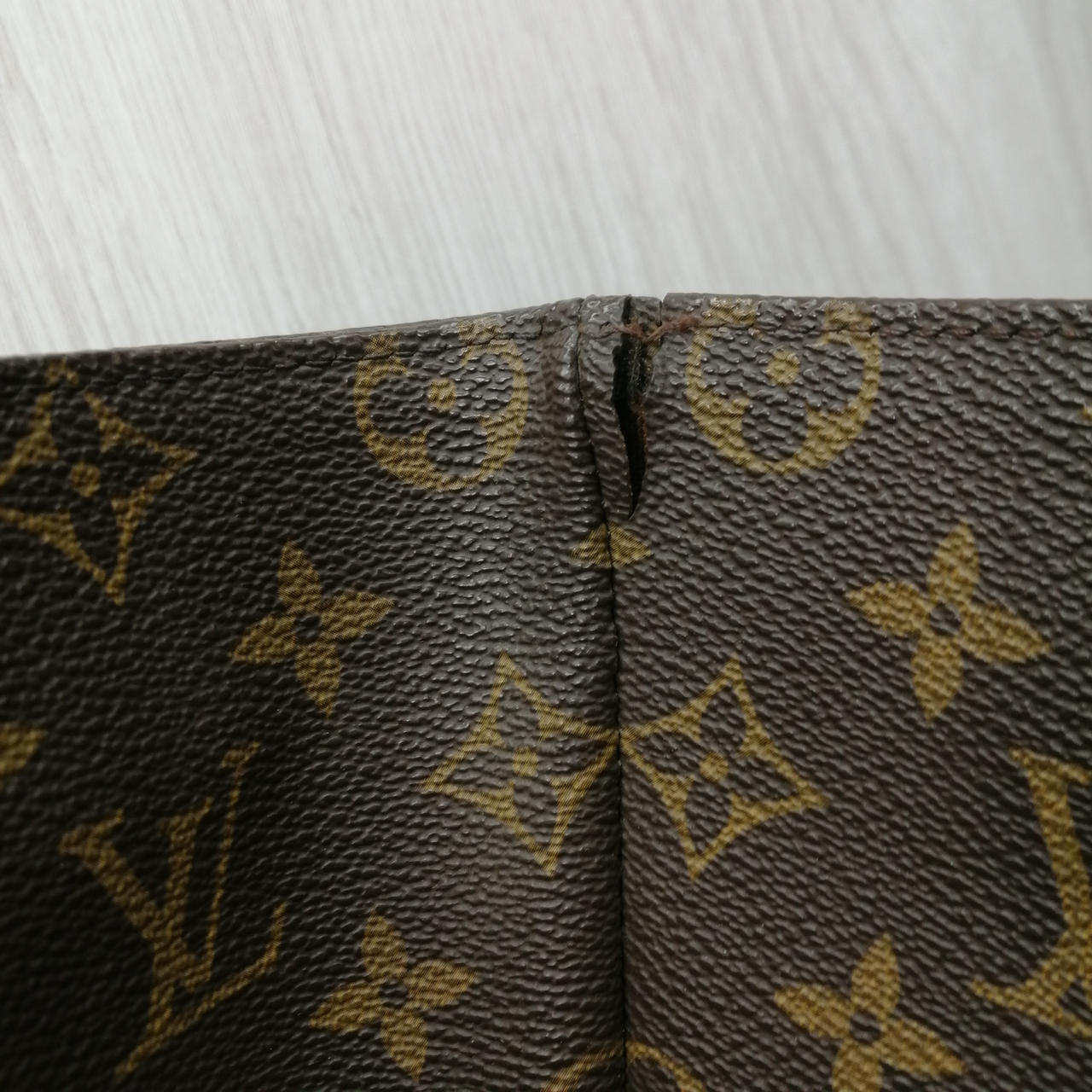 サイド部分破れあり