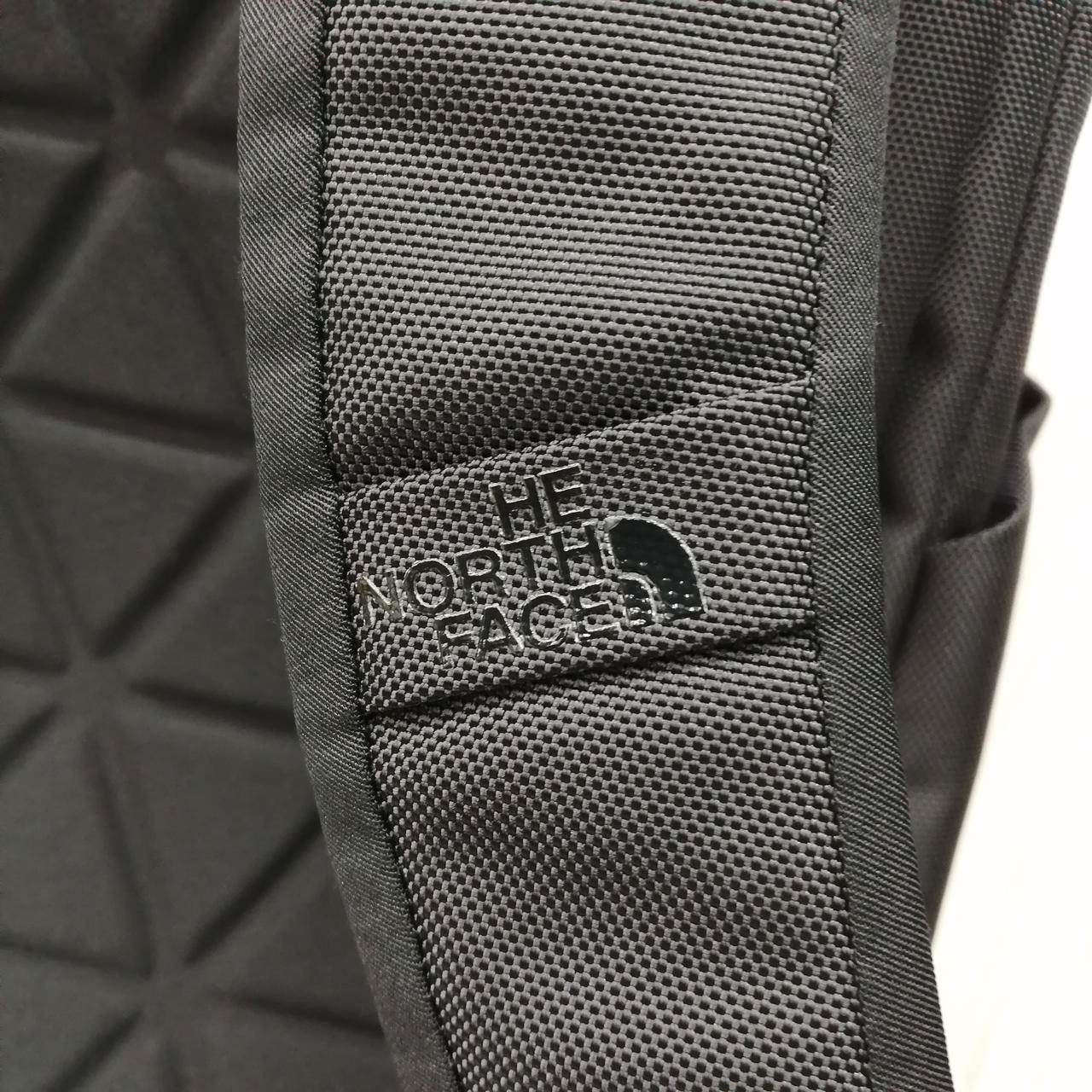 「T」剥がれてます