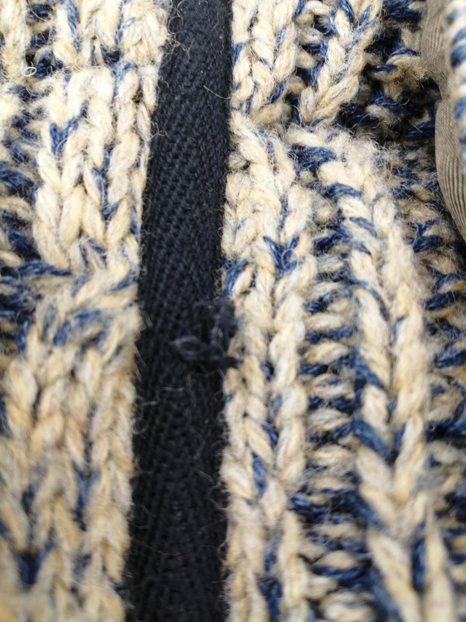 ボタンが2箇所欠品しております。