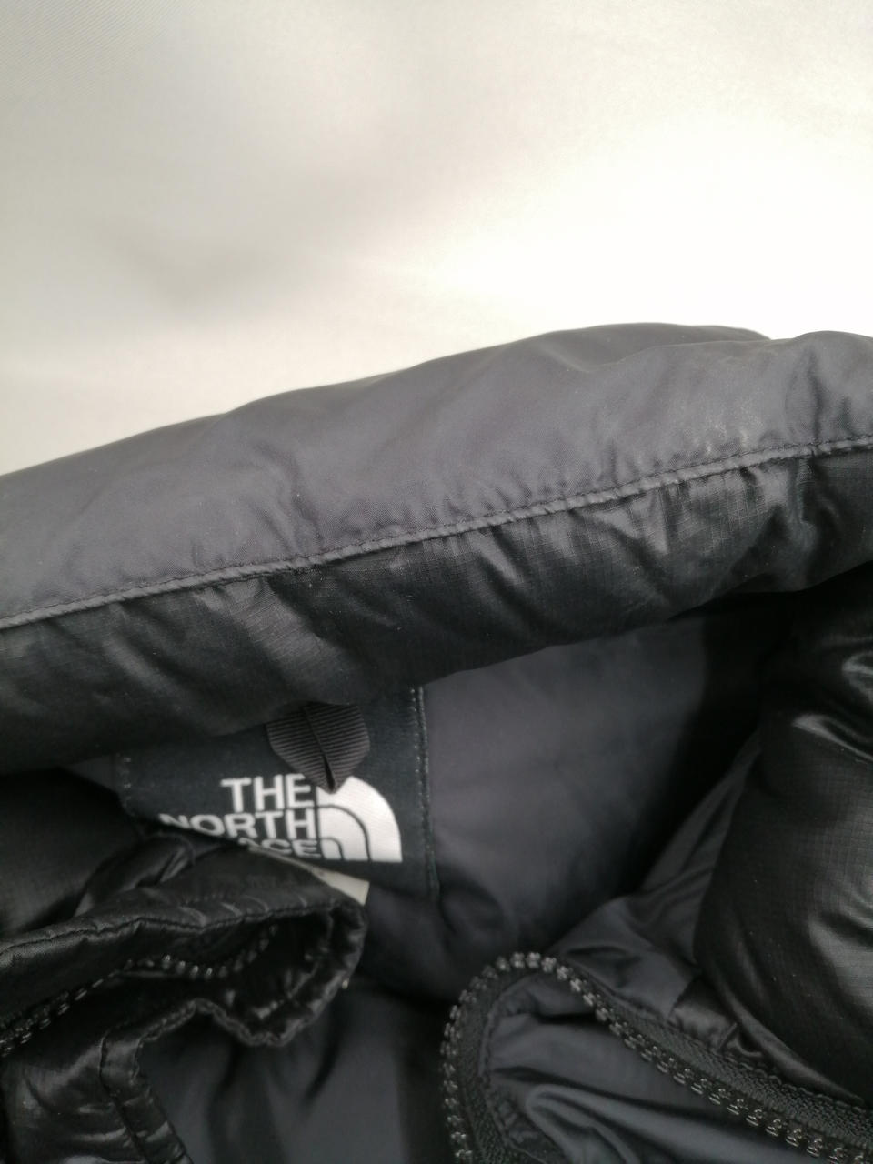 首元に汚れあり