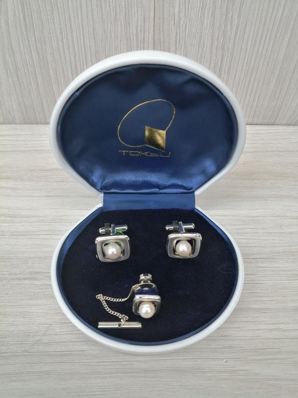 ピンの受けは銀製ではありません。