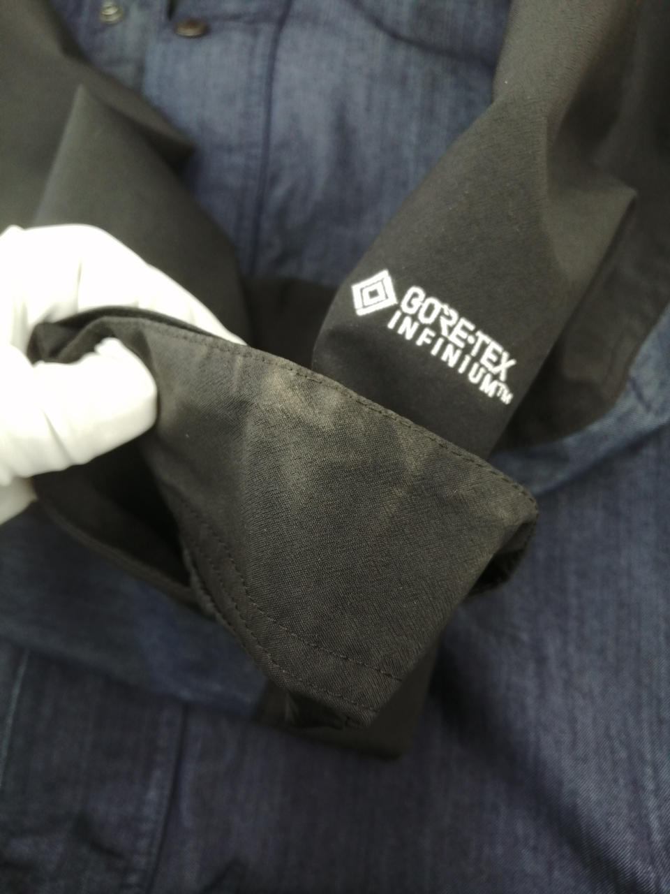 左袖口汚れあり