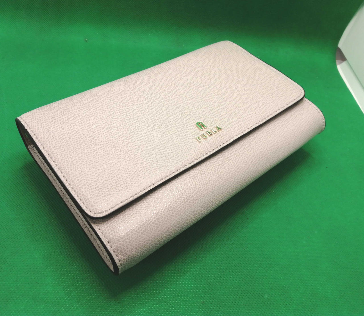 ストラップを外してクラッチバッグとしても