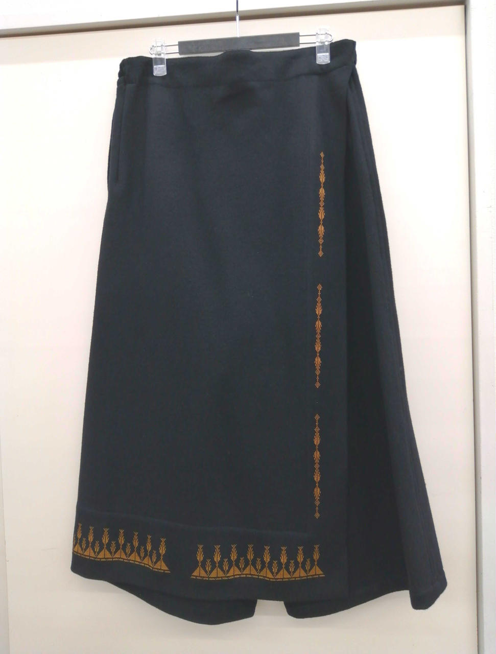 背面からは、巻きスカートに見えます！