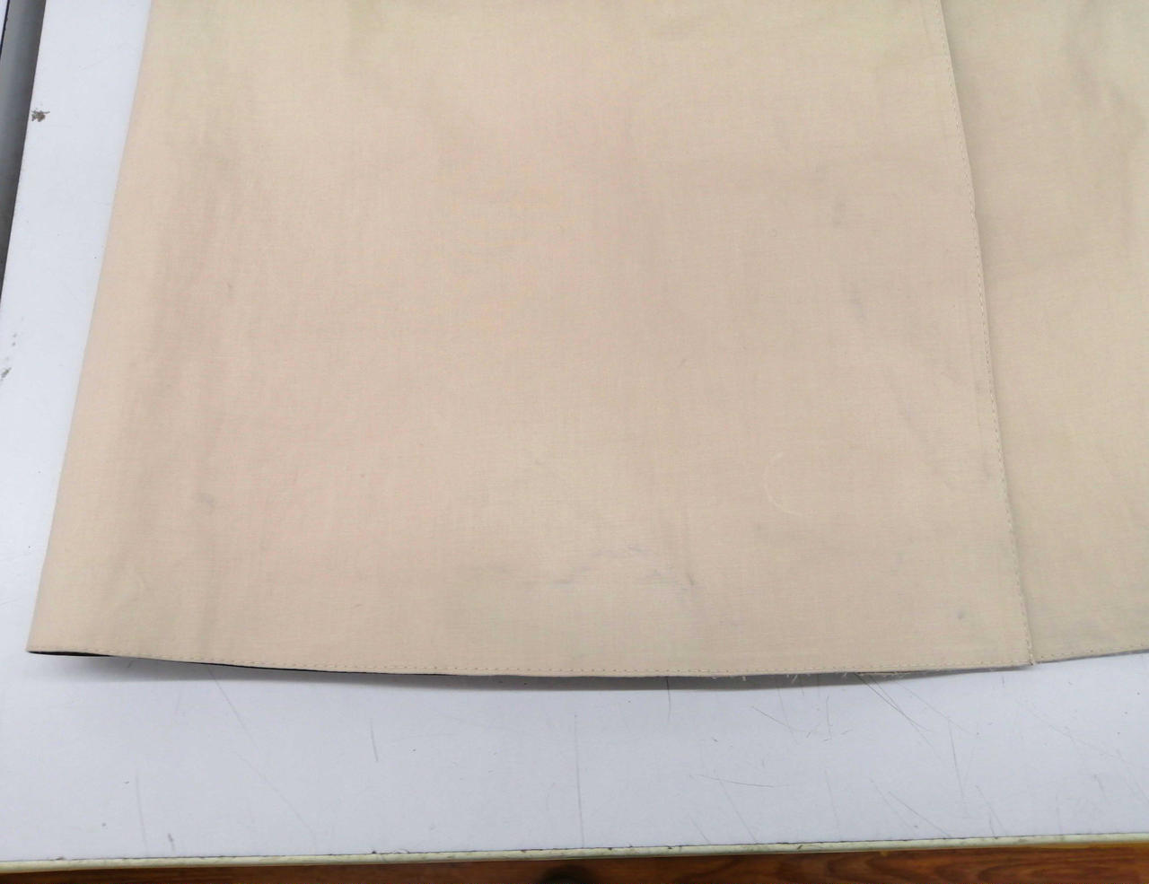 裾部分、汚れ箇所有ります。