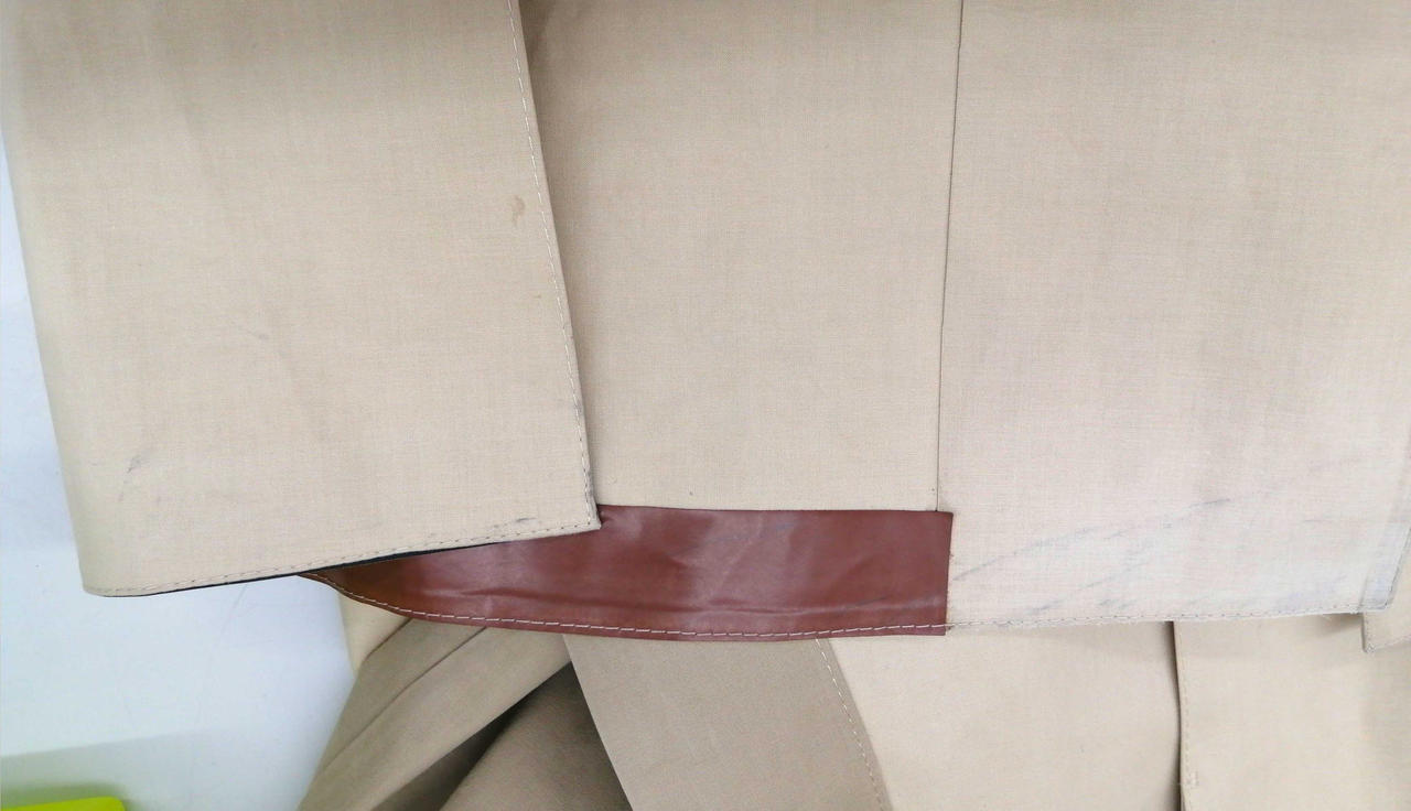 裾部分、汚れ箇所有ります。