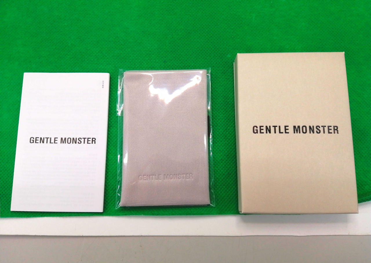 未使用のロゴ入りメガネ拭き箱入りです。