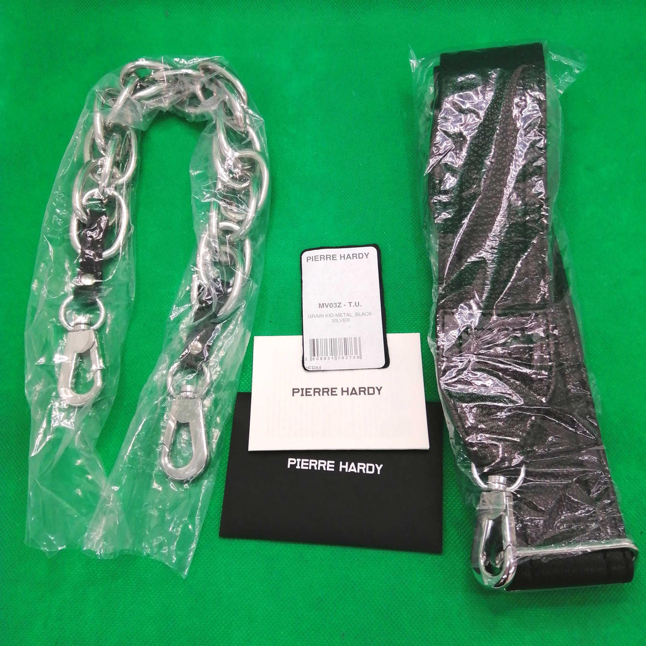 2種類のストラップとギャランティーカード