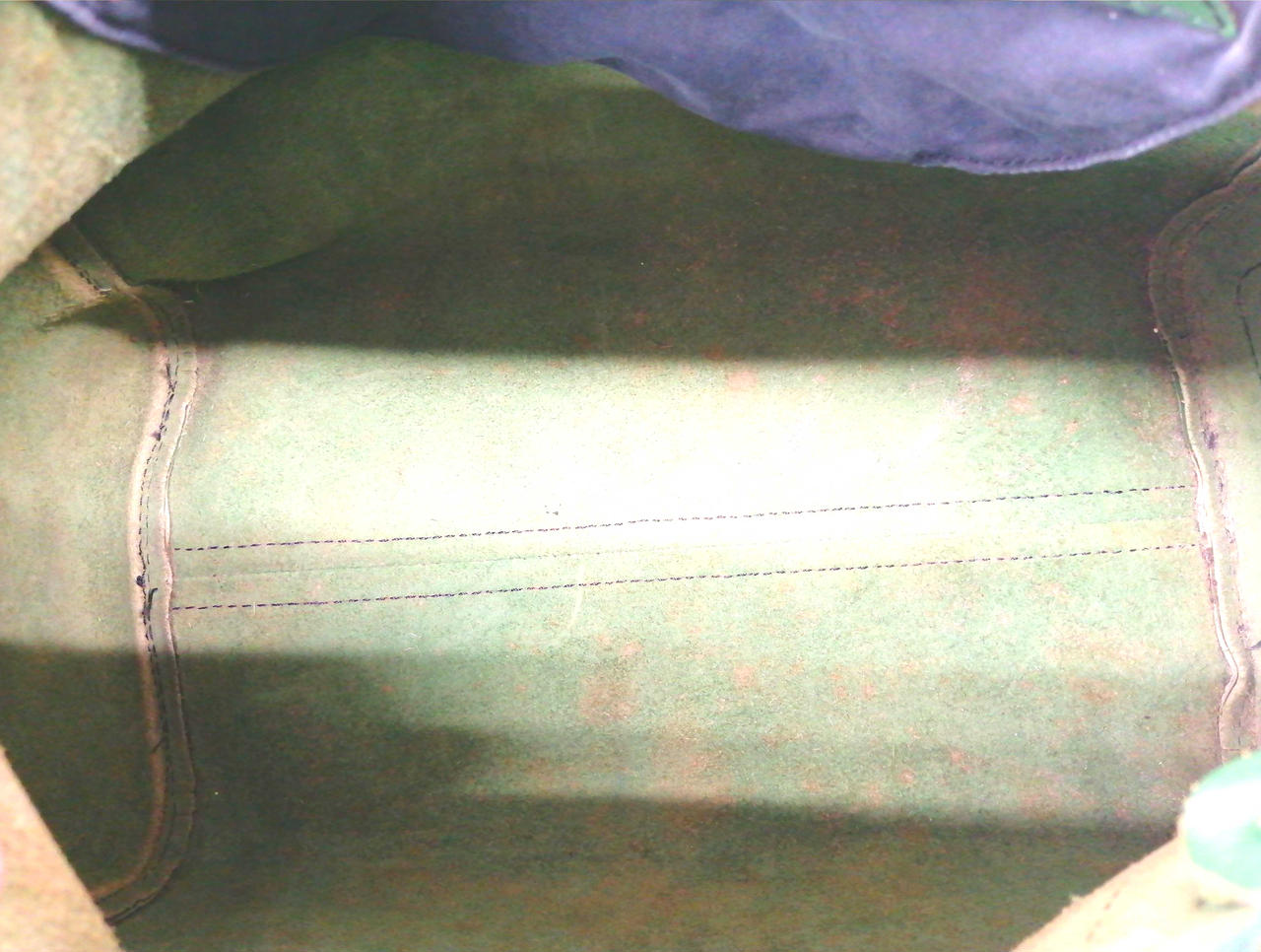 内側に汚れ箇所有ります。