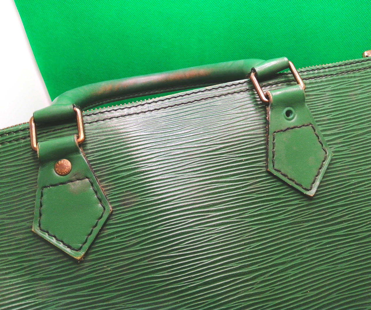 右側の留め金が欠落しています。